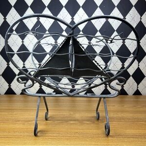 Rustic‎ Butterfly Newspaper Rack Metal Wire Heart Shaped Magazine Holder